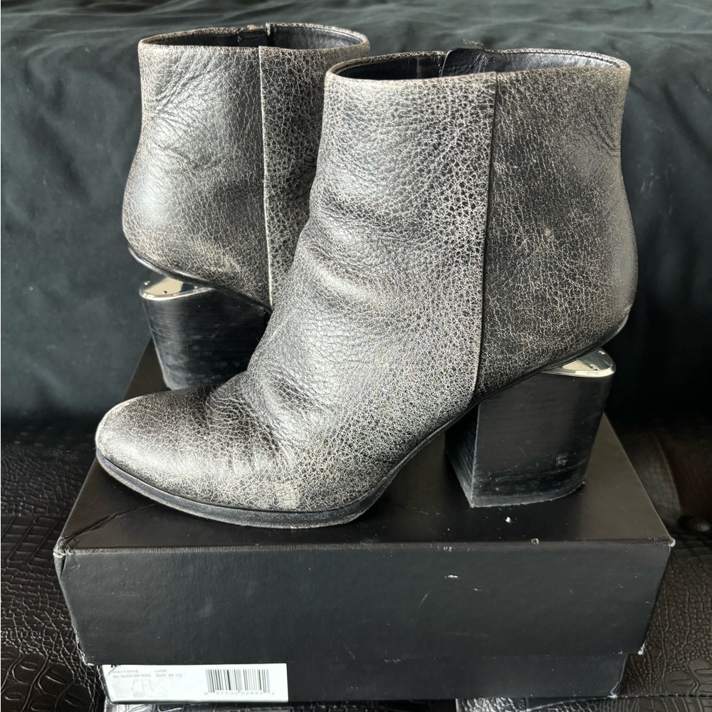 Super unique Gabi booties